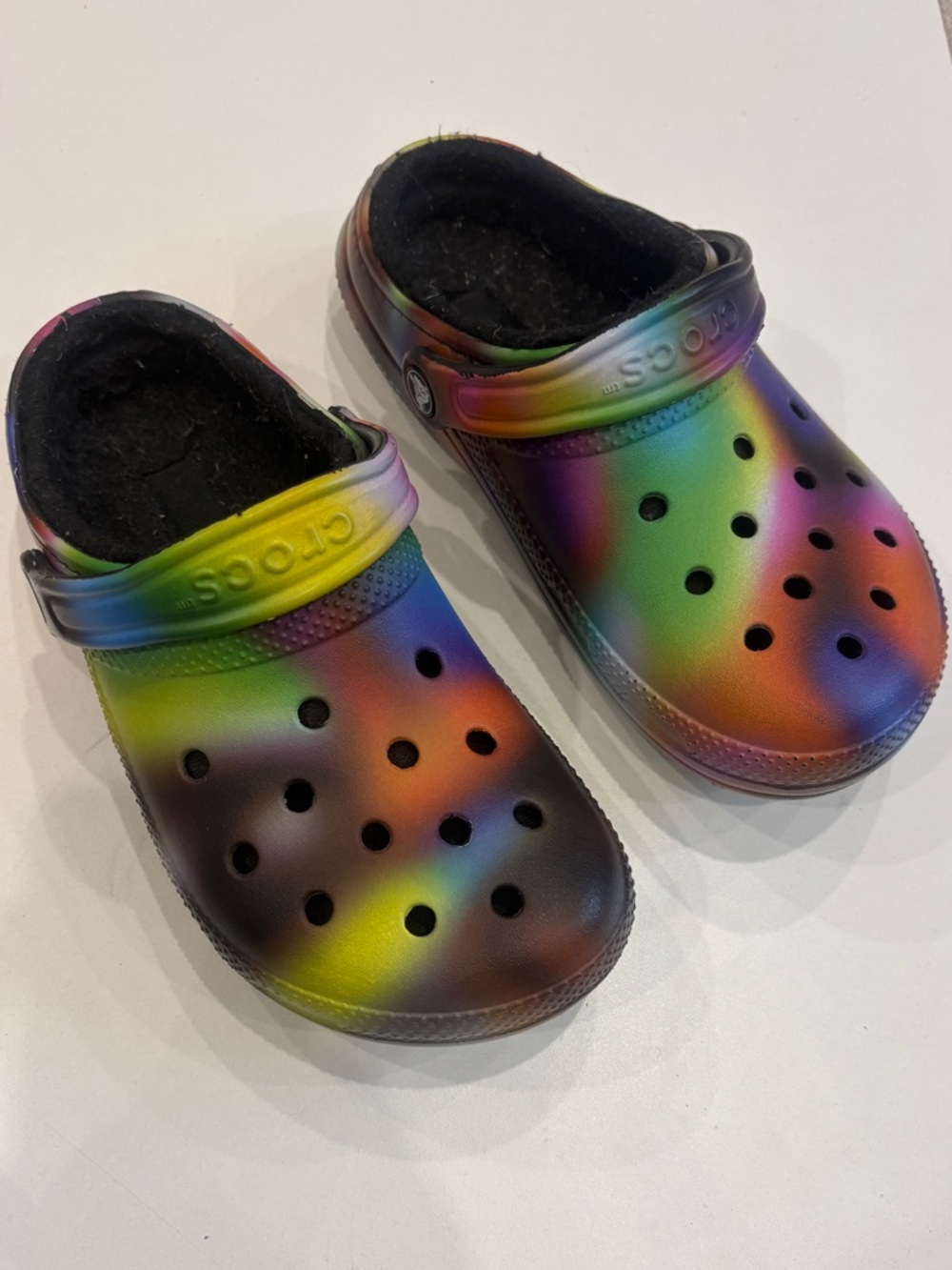 CROCS Rainbow Ombre Fuzzy Lined Clog - Multicolor m5/ w7